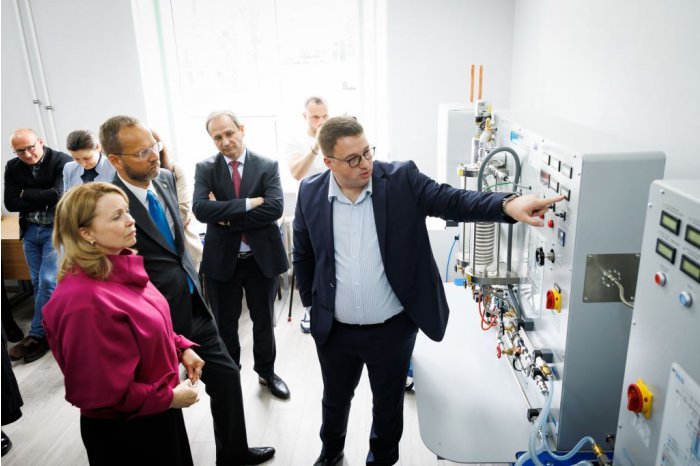 Studenții la energetică vor face practica de laborator pe echipamente moderne, donate de UE