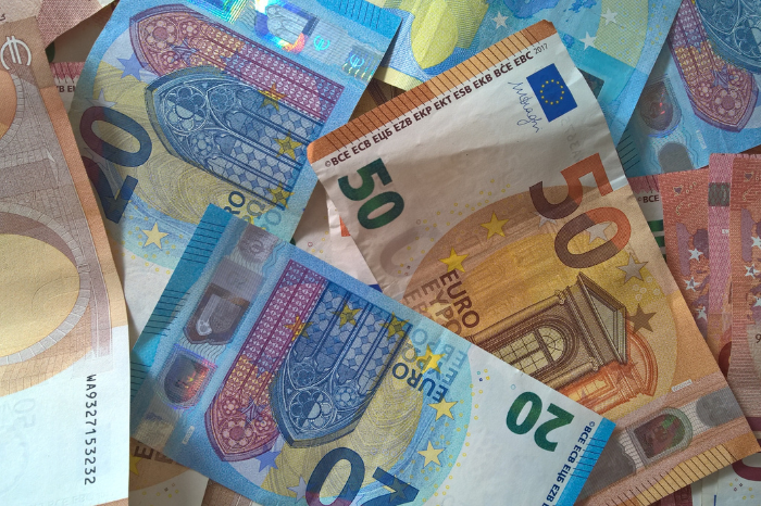 La sfârșit de săptămână, euro se scumpește, iar dolarul se ieftinește