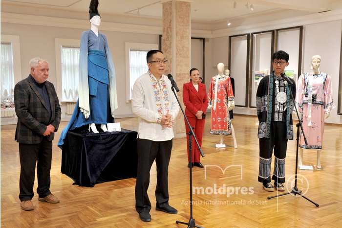 FOTO O expoziție dedicată vestimentației chineze a fost inaugurată la un muzeu din capitală