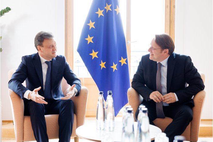Prim-ministrul Dorin Recean, la întrevederea cu Olivér Várhelyi, Comisarul european pentru vecinătate și extindere: „O familie europeană mai largă înseamnă mai multă stabilitate, securitate și prosperitate”