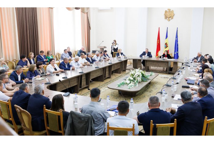 Președinta Maia Sandu, la întânire cu autoritățile locale din Hâncești: „Planul nostru este clar - să avem grijă de oameni și să construim acasă Moldova europeană”
