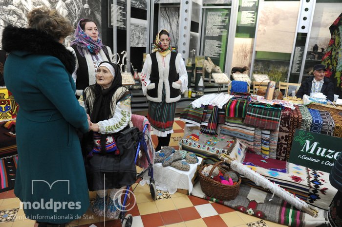 PHOTO Popular craftsmen from all over Moldova participate in National Fair of Carpet  