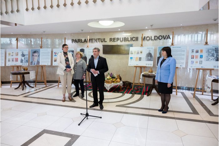 O expoziție care prezintă personalități, obiceiuri și tradiții găgăuze a fost inaugurată la Parlament