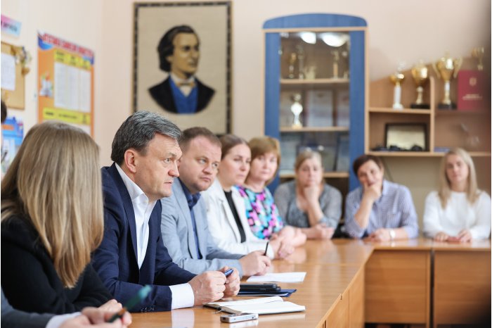 Prim-ministrul Dorin Recean, în discuții cu profesorii la Doroțcaia: „Prioritatea Guvernului este ca tinerii să aibă acces la o educație modernă și performantă”