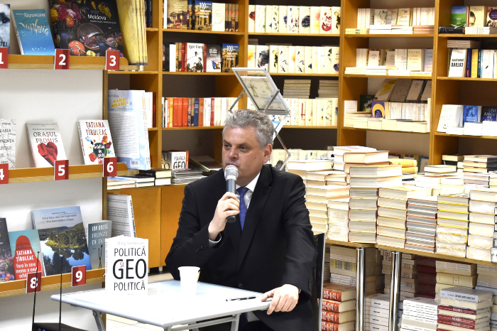 Istoricul, politologul și diplomatul Oleg Serebrean a lansat o carte la Librăria din Centru