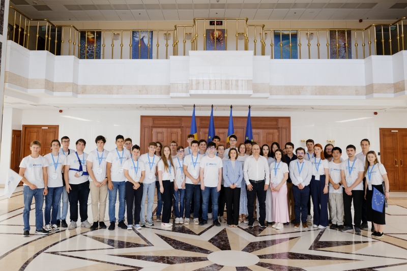 Președinta Maia Sandu s-a întâlnit cu participanții la APEX Maths Chișinău