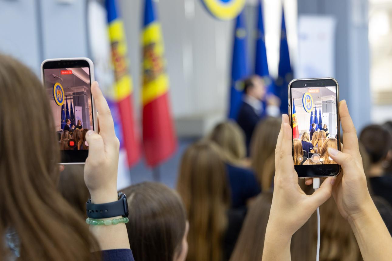 Prim-ministrul Vasile Tofan s-a întâlnit cu tinerii ce participă la Programul de stagii în serviciul public al Guvernului și Uniunii Europene