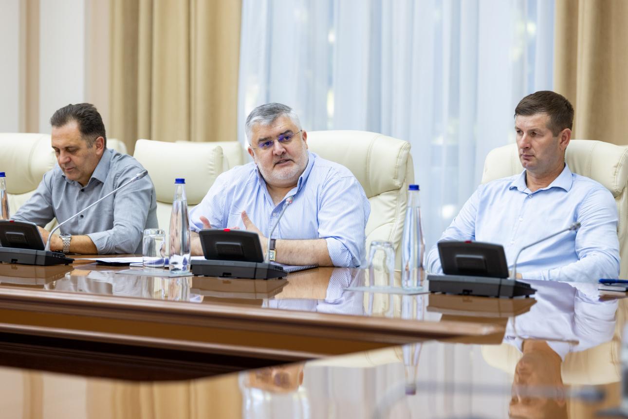 Prim-ministrul Vasile Tofan, despre tranzitul cerealelor ucrainene: „Agricultorii noștri au prioritate pe Calea Ferată a Moldovei, nu există limită de capacitate, iar tariful pentru ei este mai mic decât pentru cei ucraineni”