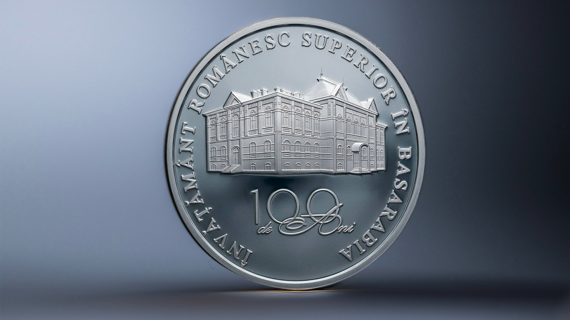 VIDEO // BNM pune în circulație moneda comemorativă „100 de ani de învățământ românesc superior în Basarabia”