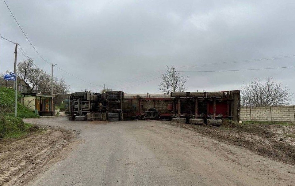 Un camion cu cereale s-a răsturnat în zona localității Giurgiulești. Circulația rutieră, blocată temporar