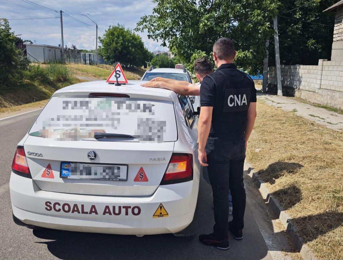Un instructor auto din Orhei a fost reținut într-un dosar de trafic de influență. Ar fi cerut 1.200 de euro pentru obținerea permiselor de conducere