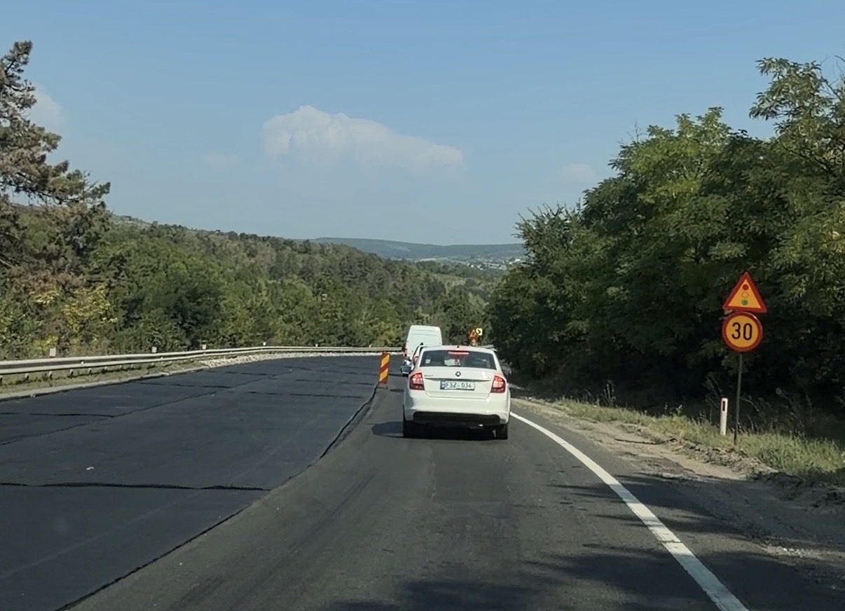 VIDEO // Șoferii sunt avertizați să respecte restricțiile de circulație pe drumul R3, unde se desfășoară lucrări de reparație