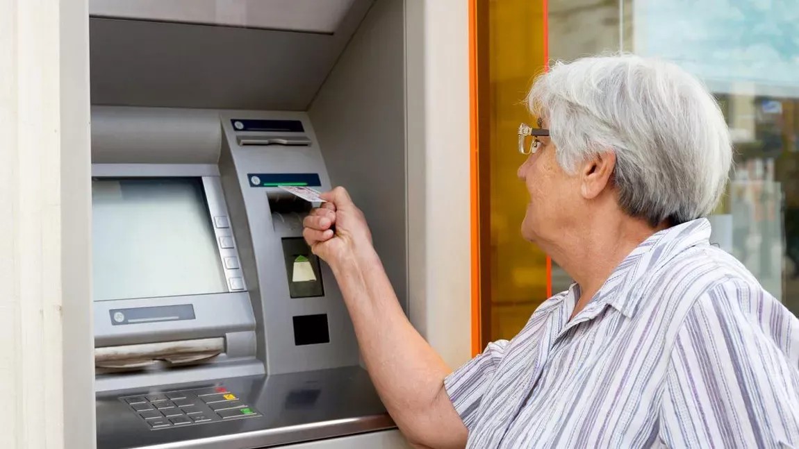CNAS a finanțat pensiile și alocațiile sociale ale beneficiarilor care dețin carduri bancare