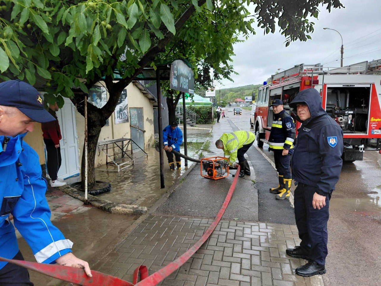 FOTO // Salvatorii au efectuat peste 30 de misiuni în urma ploilor înregistrate pe teritoriul țării