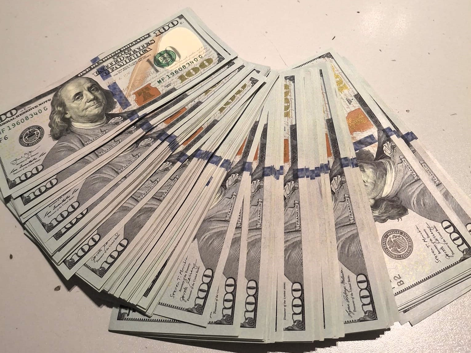 Valută nedeclarată descoperită la Aeroport. Peste 34 000 de dolari, ridicați de vameși