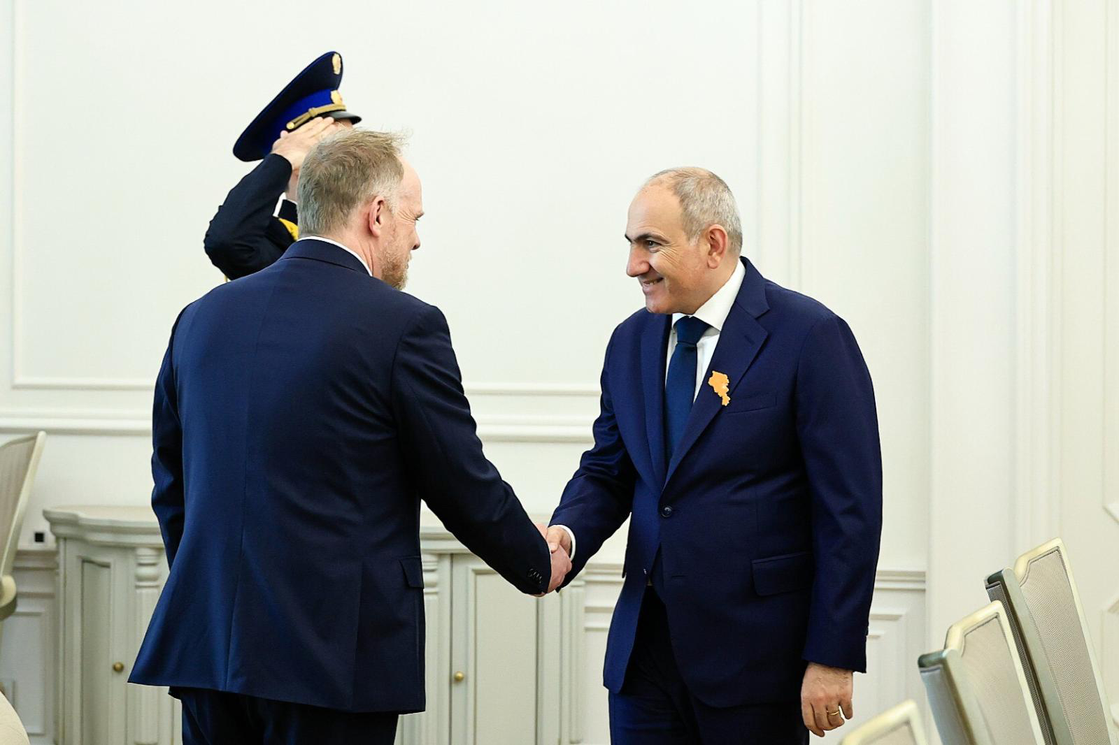 ARMENPRES: Prim-ministrul Armeniei s-a întâlnit cu reprezentantul special al NATO