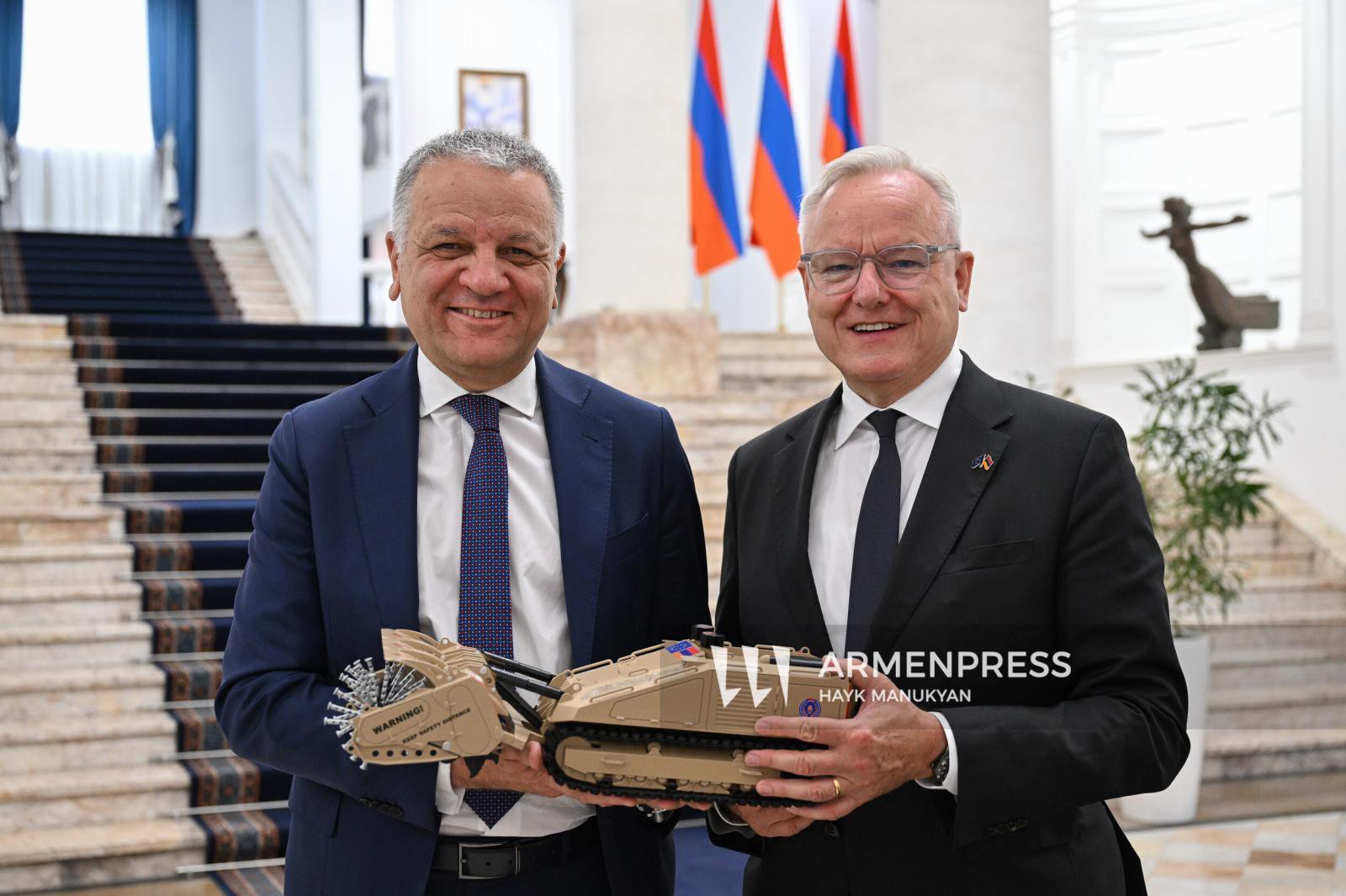 ARMENPRESS: Uniunea Europeană donează Armeniei un utilaj de ultimă generație pentru deminare