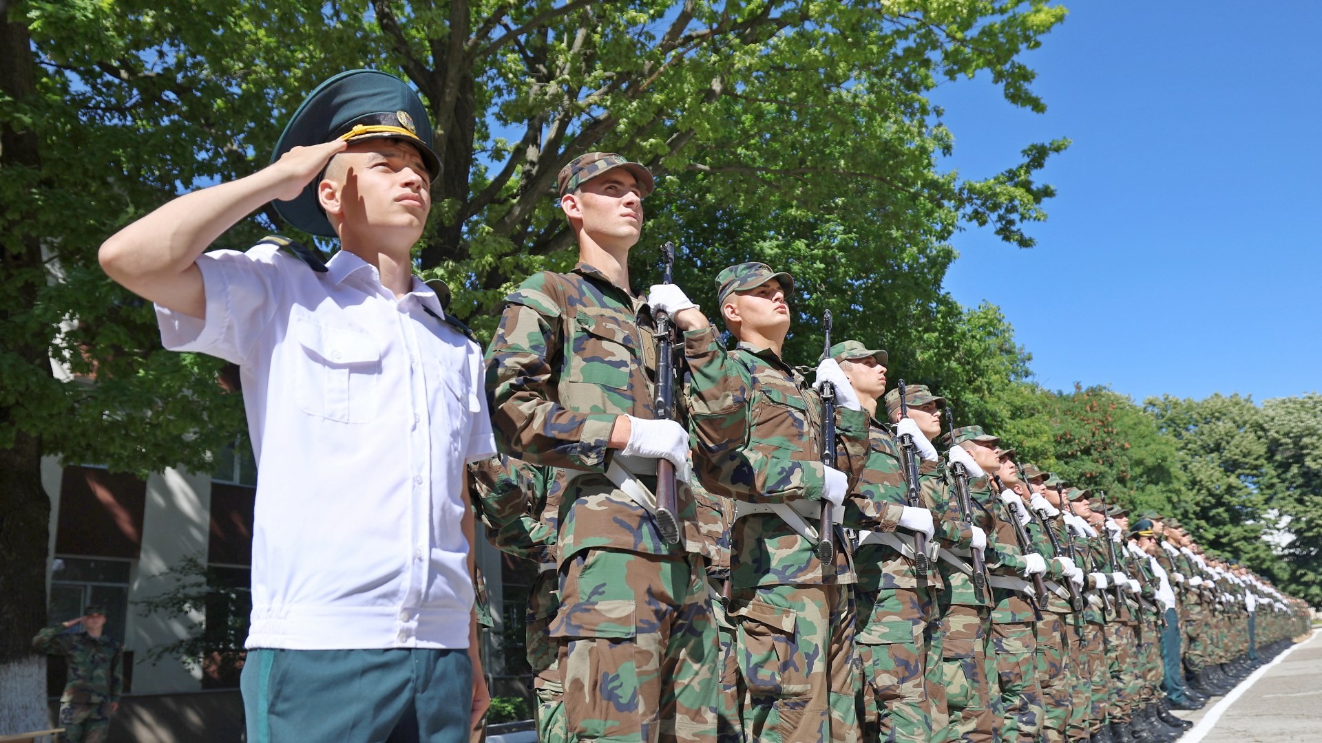 FOTO // Tinerii încorporați în Armata Națională au depus jurământul militar în garnizoana Chișinău