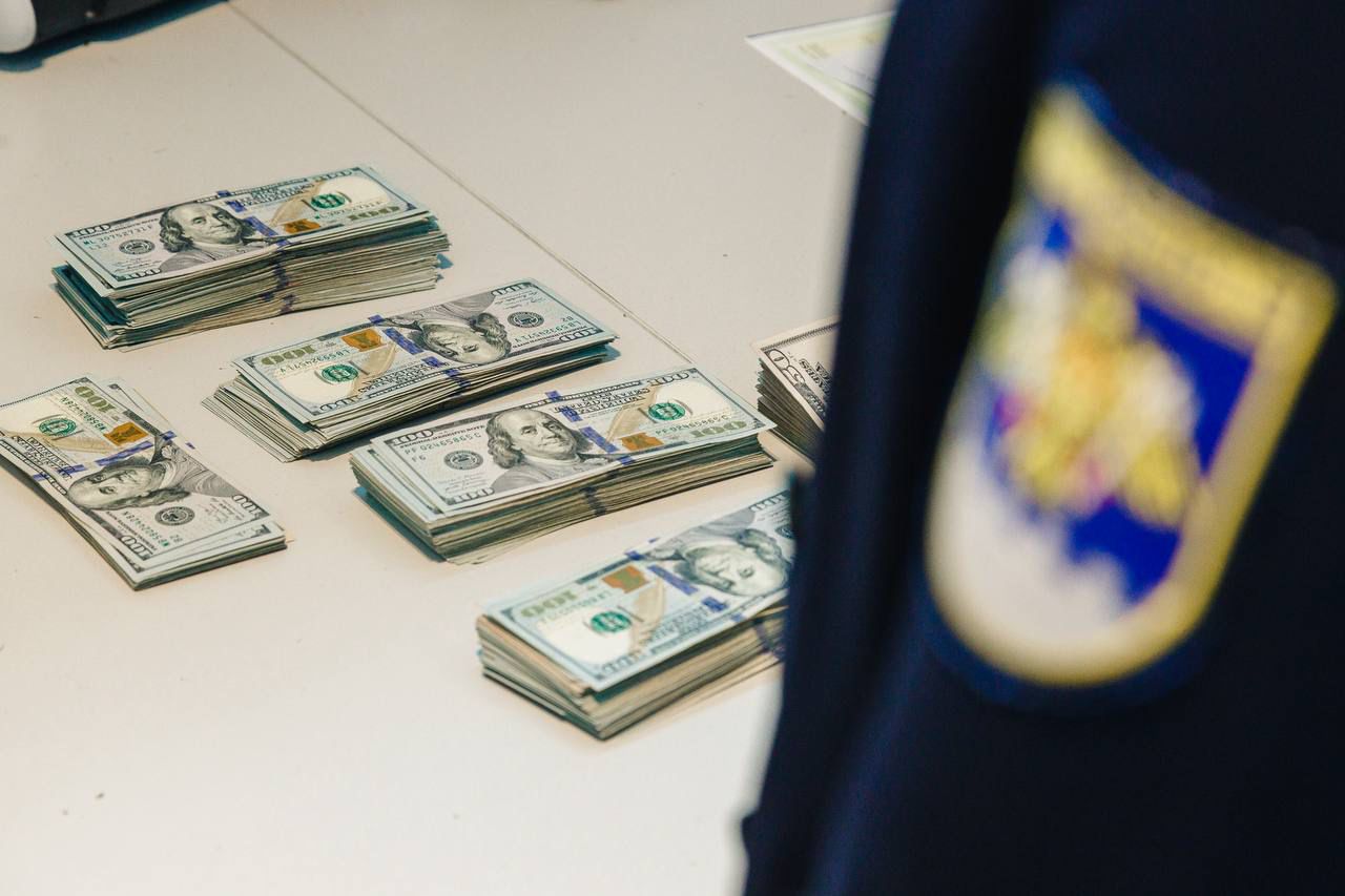 Bărbat prins pe Aeroportul Chișinău cu 28.000 de dolari nedeclarați, în timp ce încerca să părăsească țara