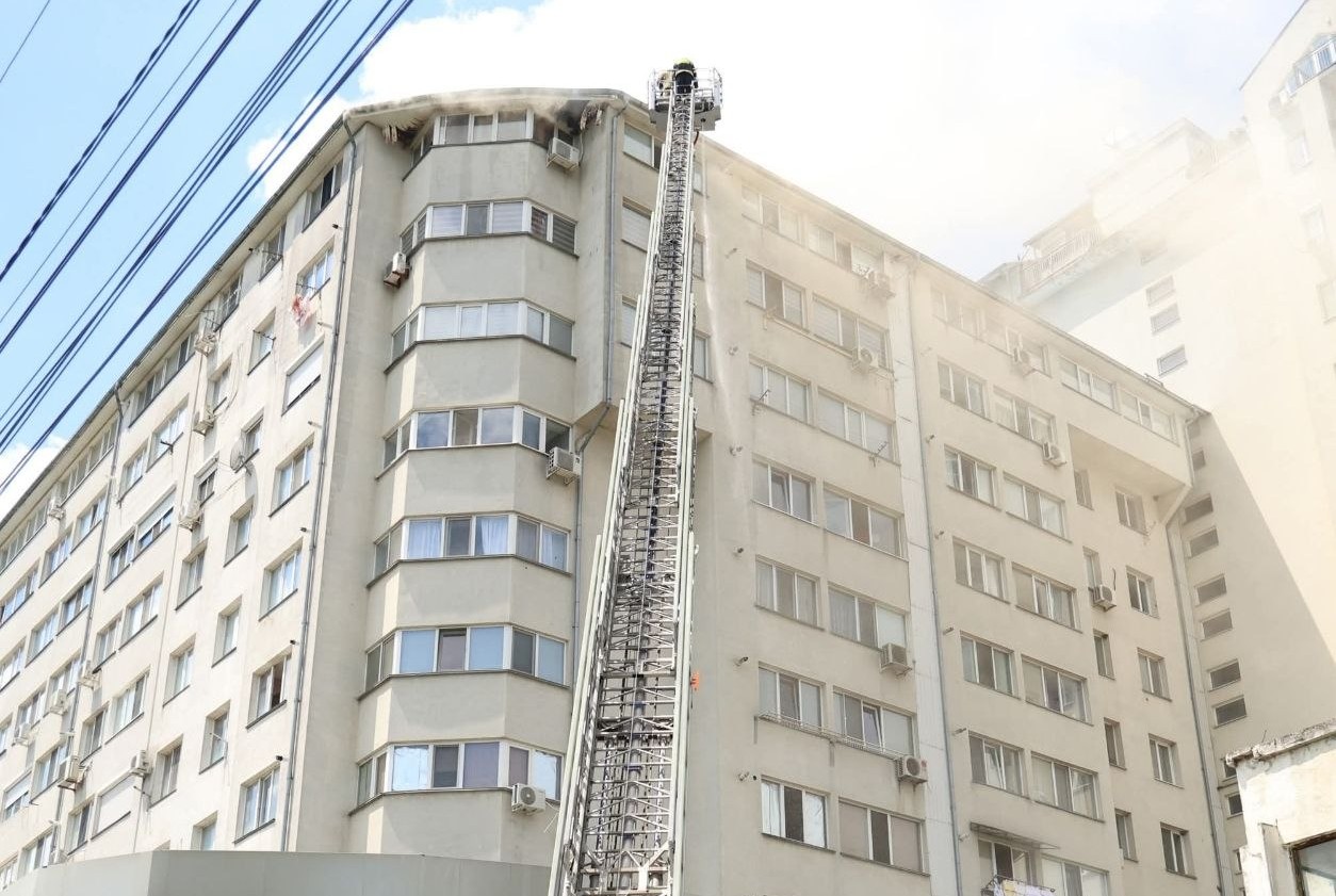 Incendiul de pe strada Melestiu din Chișinău. Pompierii investighează două posibile cauze ale izbucnirii focului