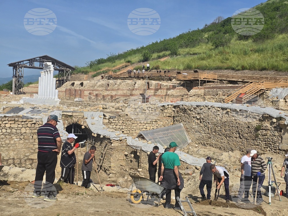BTA: Arheologii au descoperit noi fragmente ale unei statui din marmură în anticul oraș Heraclea Sintica