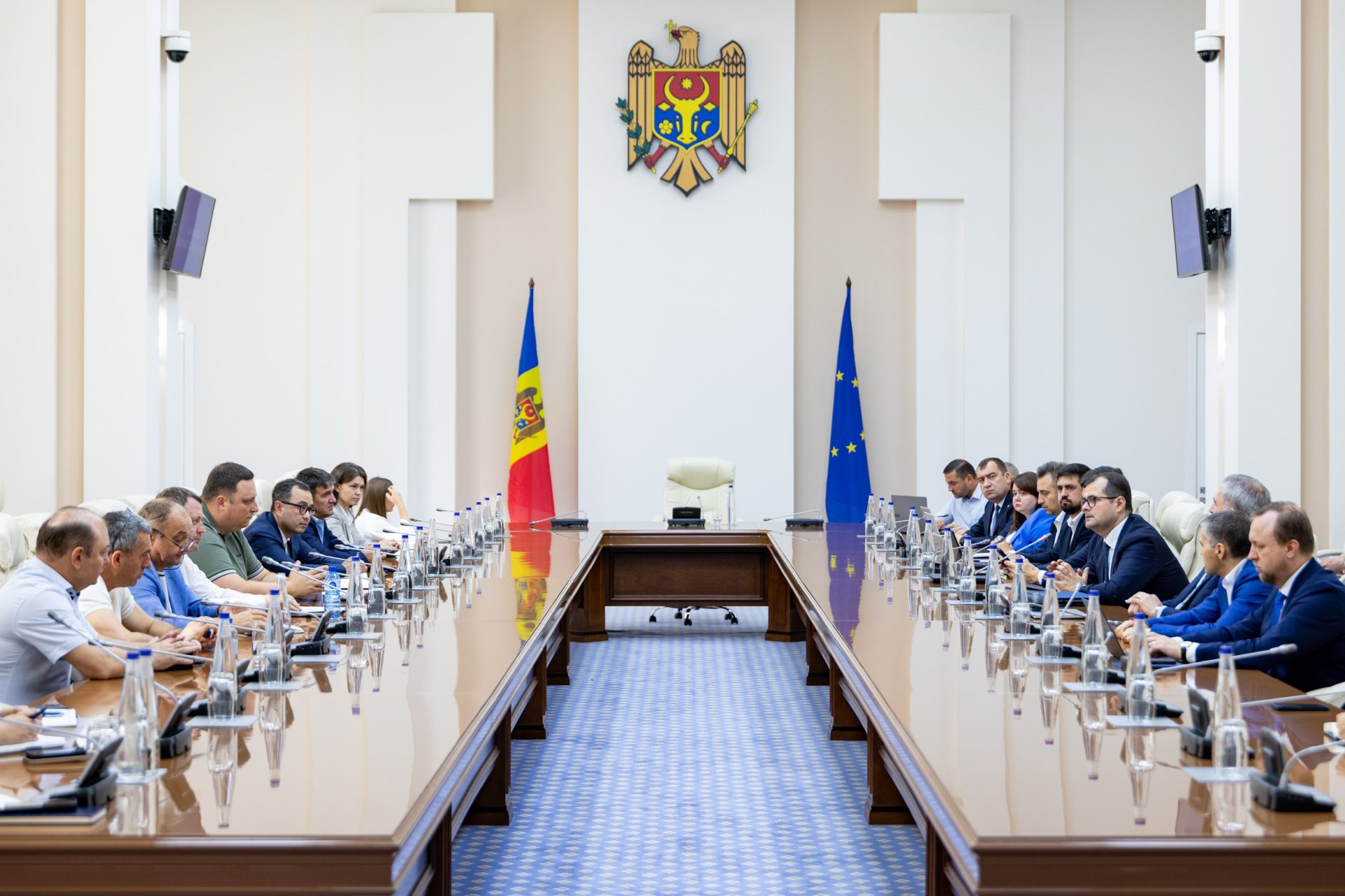 Prim-ministrul Vasile Tofan a discutat cu participanții la piața de carburanți despre măsurile de asigurare a pieței interne