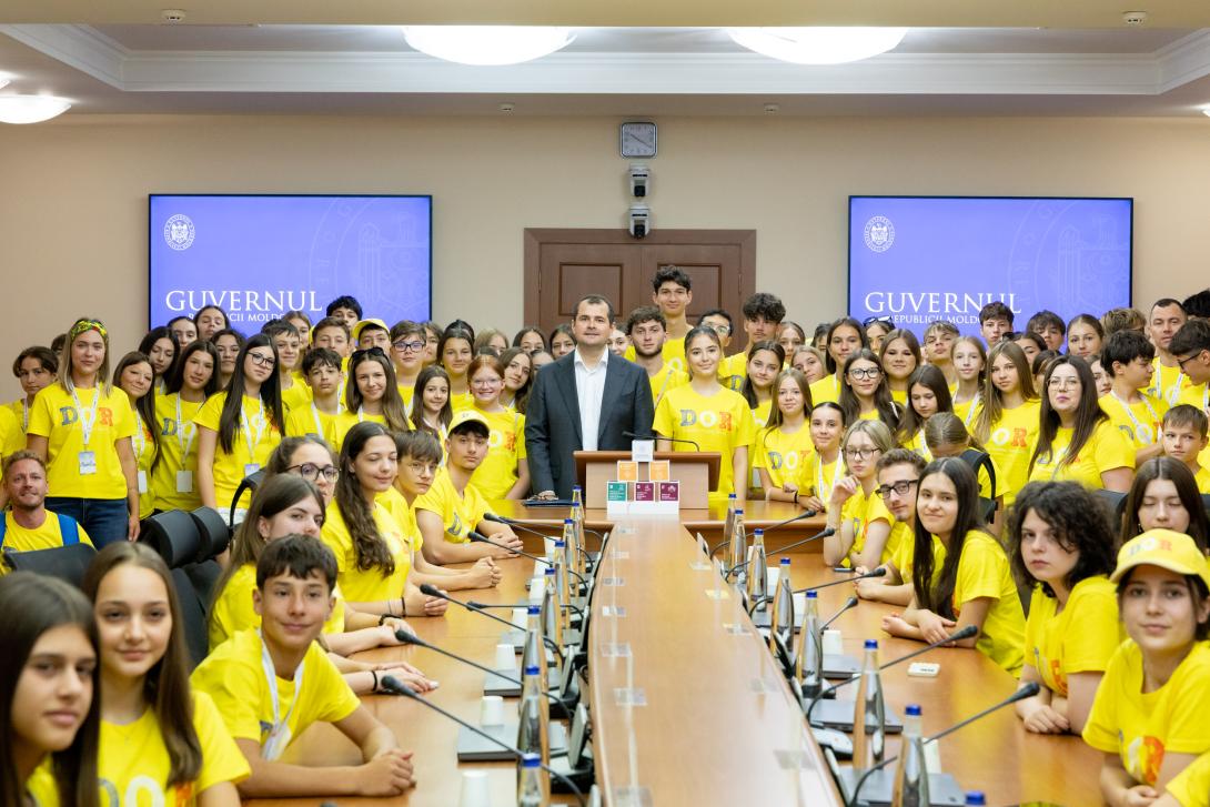 Premierul Vasile Tofan s-a întâlnit cu participanții la Programul DOR: „Țineți la rădăcinile voastre și nu vă feriți de încercări și greșeli – doar astfel puteți reuși”