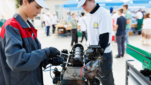 Specialități noi și mai multe locuri la buget în 2026: tot mai mulți tineri aleg învățământul profesional-tehnic