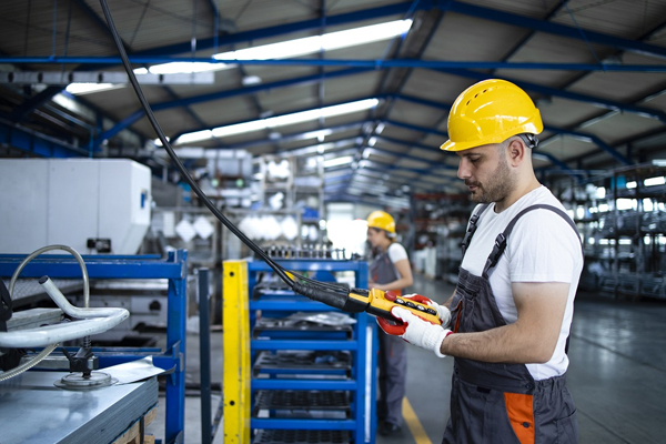 VIDEO // Industria accelerează: creștere de 7,2 la sută în primele cinci luni ale anului curent