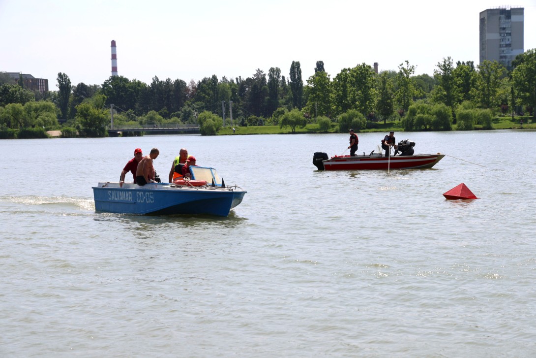 Incident în parcul „Valea Morilor”. Un bărbat a fost salvat de la înec după ce a intrat în apă în stare de ebrietate