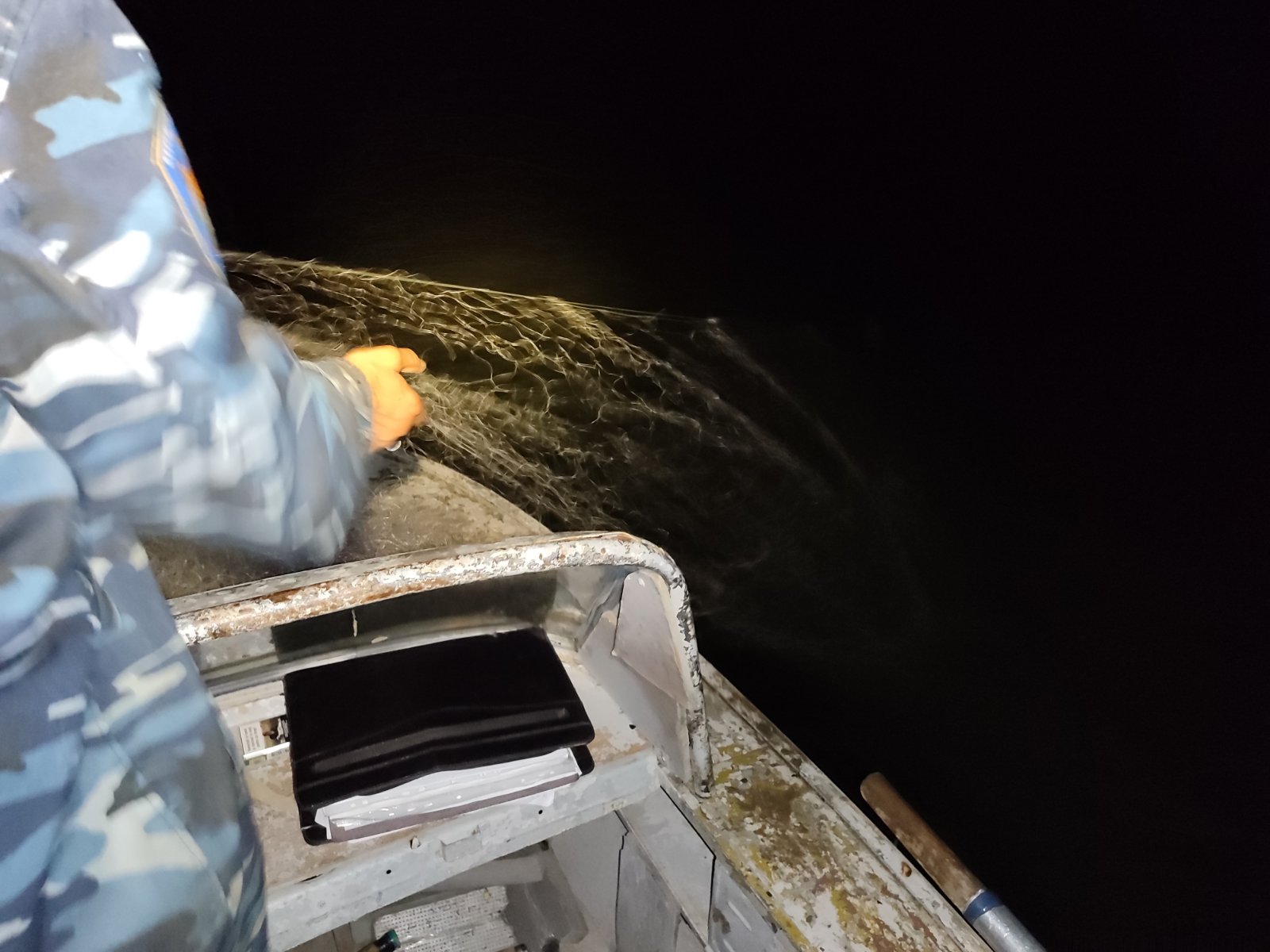 Inspectorii de mediu au ridicat zeci de metri de plase ilegale în timpul unei razii nocturne pe Nistru