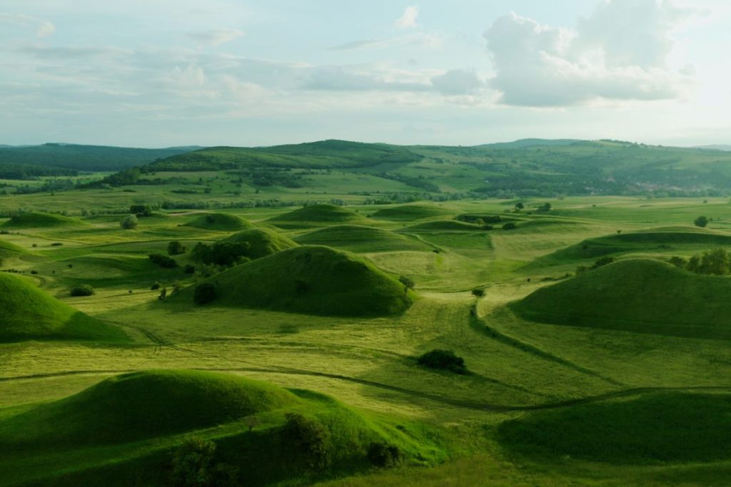 Descoperă Moldova cu #MOLDPRES: „Suta de Movile” ca o simfonie a dealurilor mute, monument geologic  de importanţă europeană