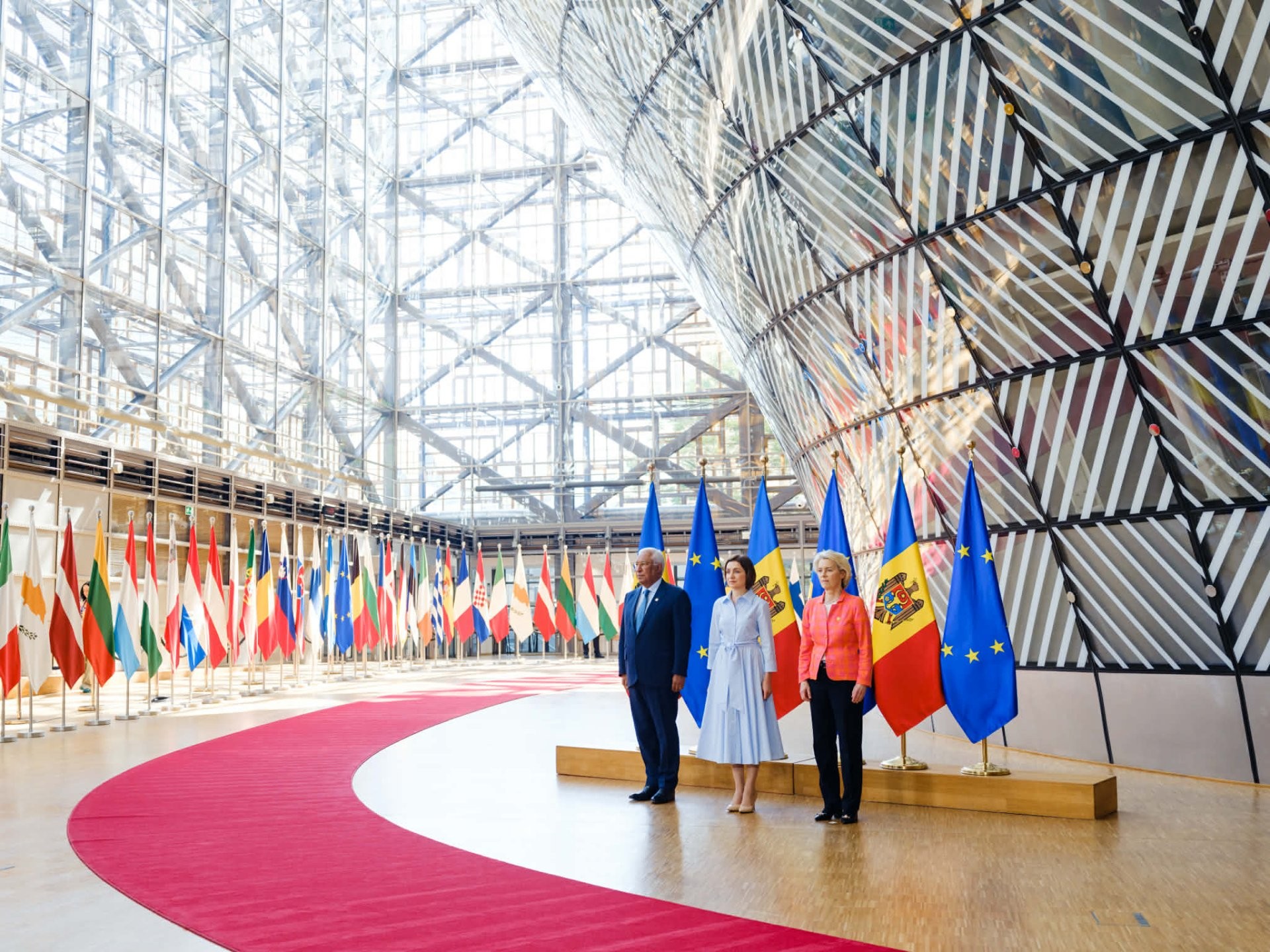 VIDEO // Summitul UE - Republica Moldova a început la Bruxelles. Maia Sandu a fost întâmpinată de António Costa și Ursula von der Leyen