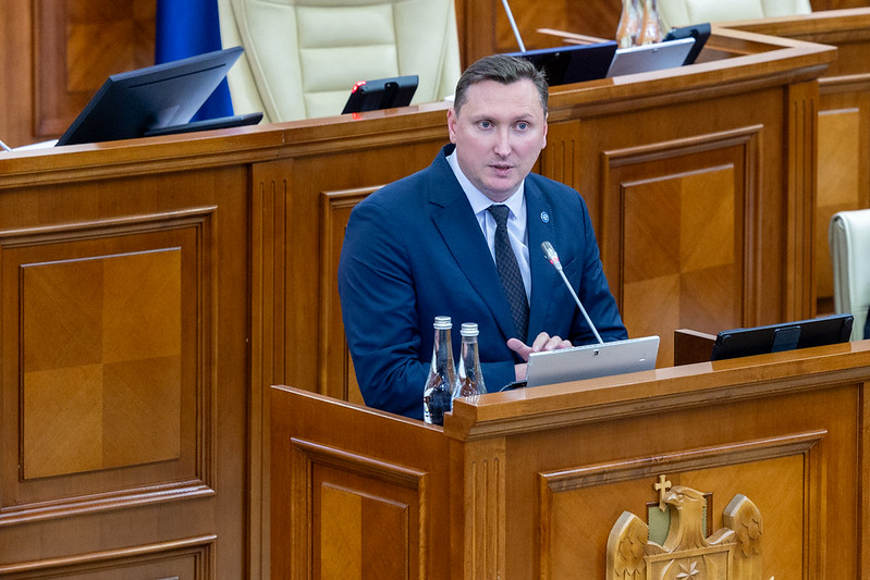Dreptul la un proces echitabil – cea mai frecventă problemă reclamată de cetățeni în 2025: raportul Avocatului Poporului prezentat în Parlament