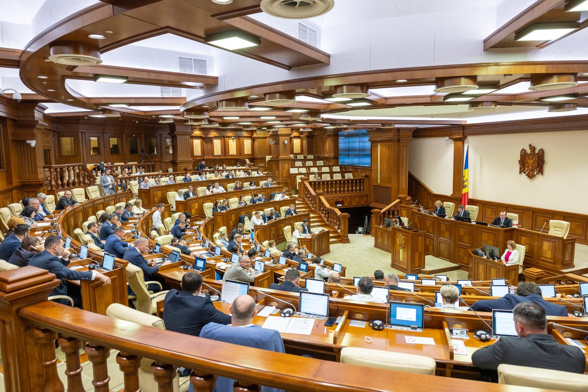 Legislativul instituie noi reguli privind evaluarea și ajustarea salariului minim