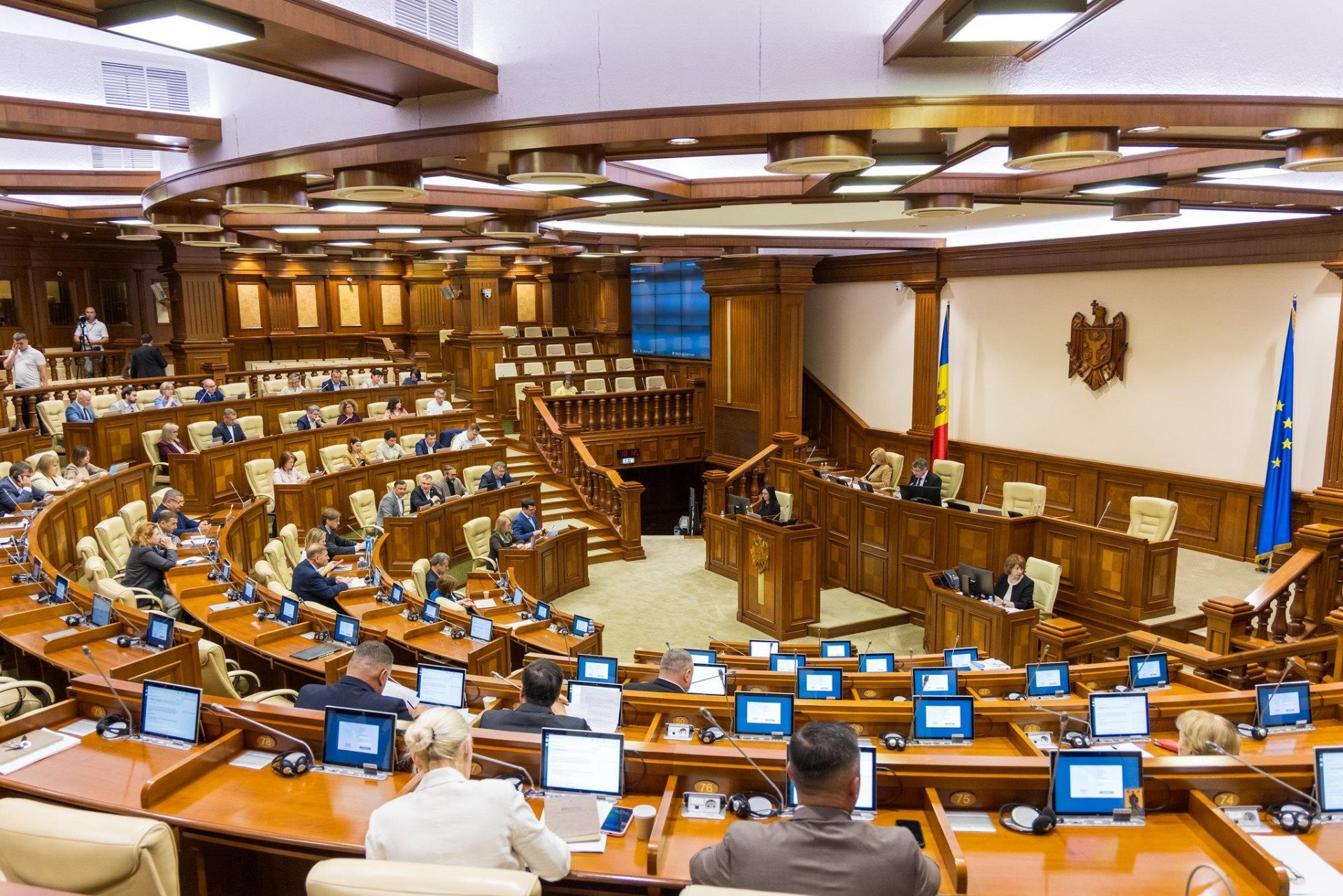 Parlamentul modernizează procedura de recrutare a funcționarilor publici