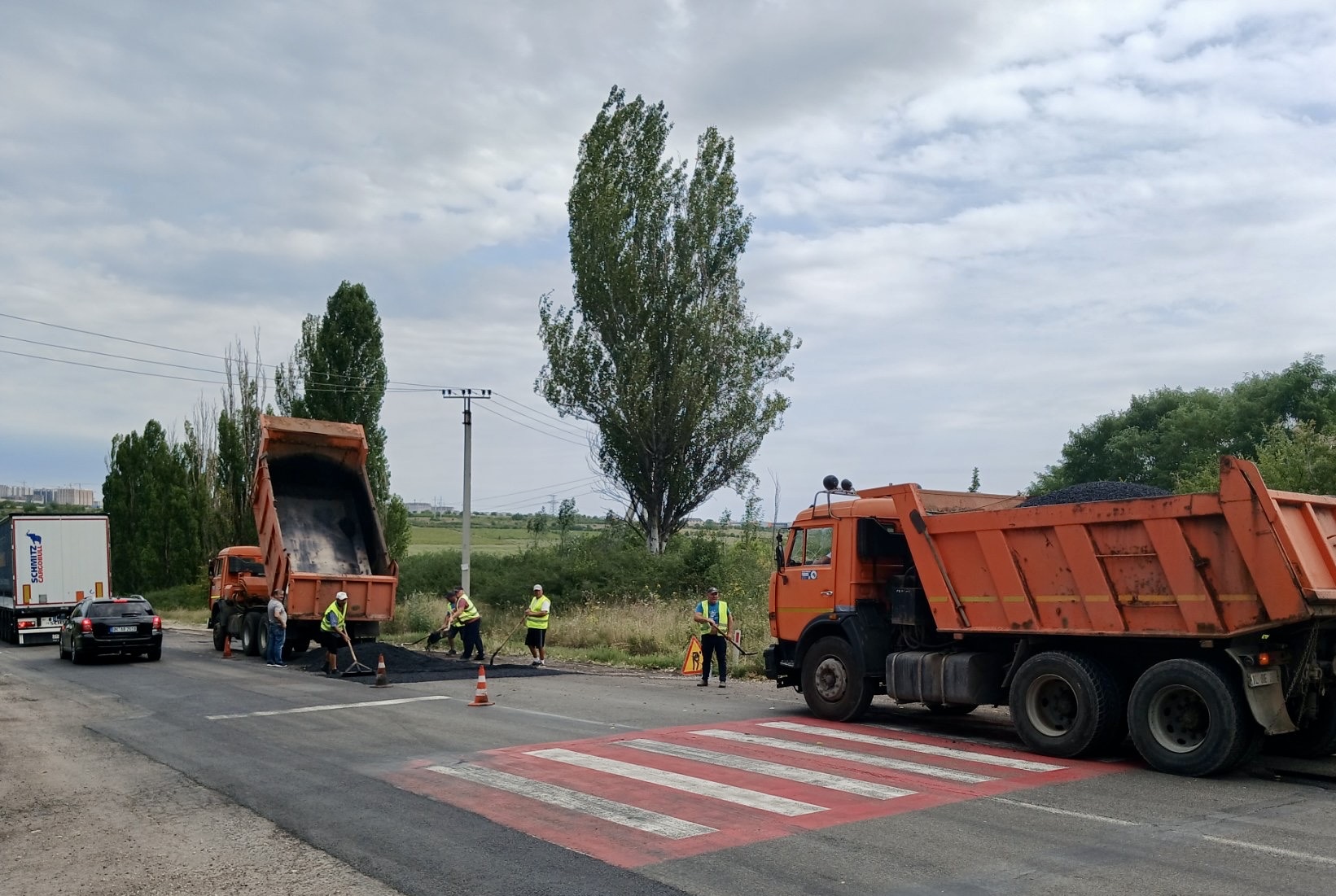 FOTO // Sectoare de drum din zeci de localități, renovate în ultima săptămână de echipele de drumari