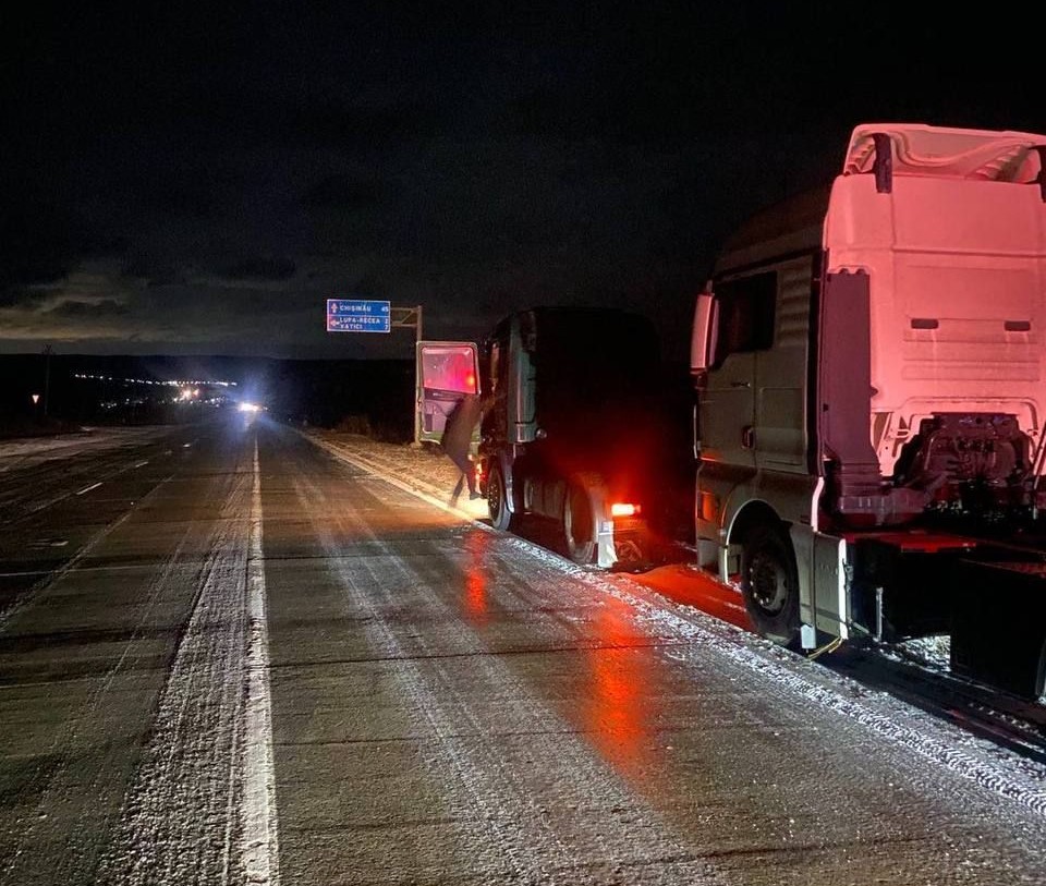 Mașinile de mare tonaj sunt oprite pe acostament pe traseul M-5, în apropierea localității Lupa–Recea, din cauza ghețușului