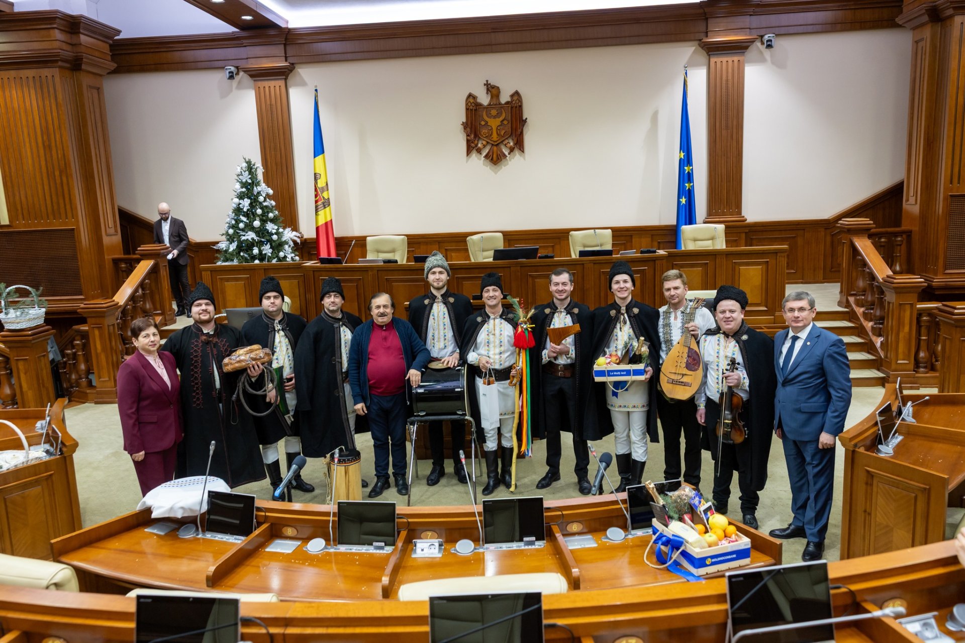 PHOTO // Carolers of Moldova brought holiday traditions and joy to Parliament