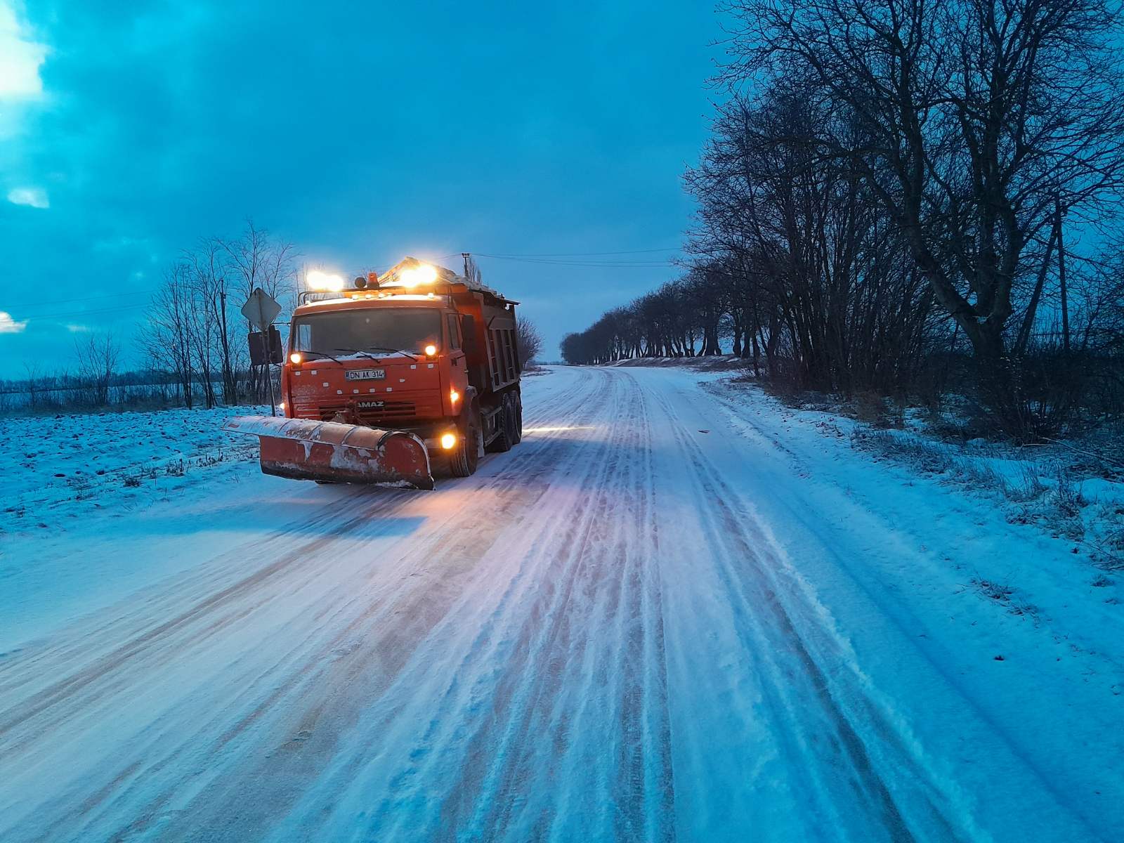 VIDEO // Road workers intervene across all regions of Moldova; over 150 vehicles deployed for combating glazed frost