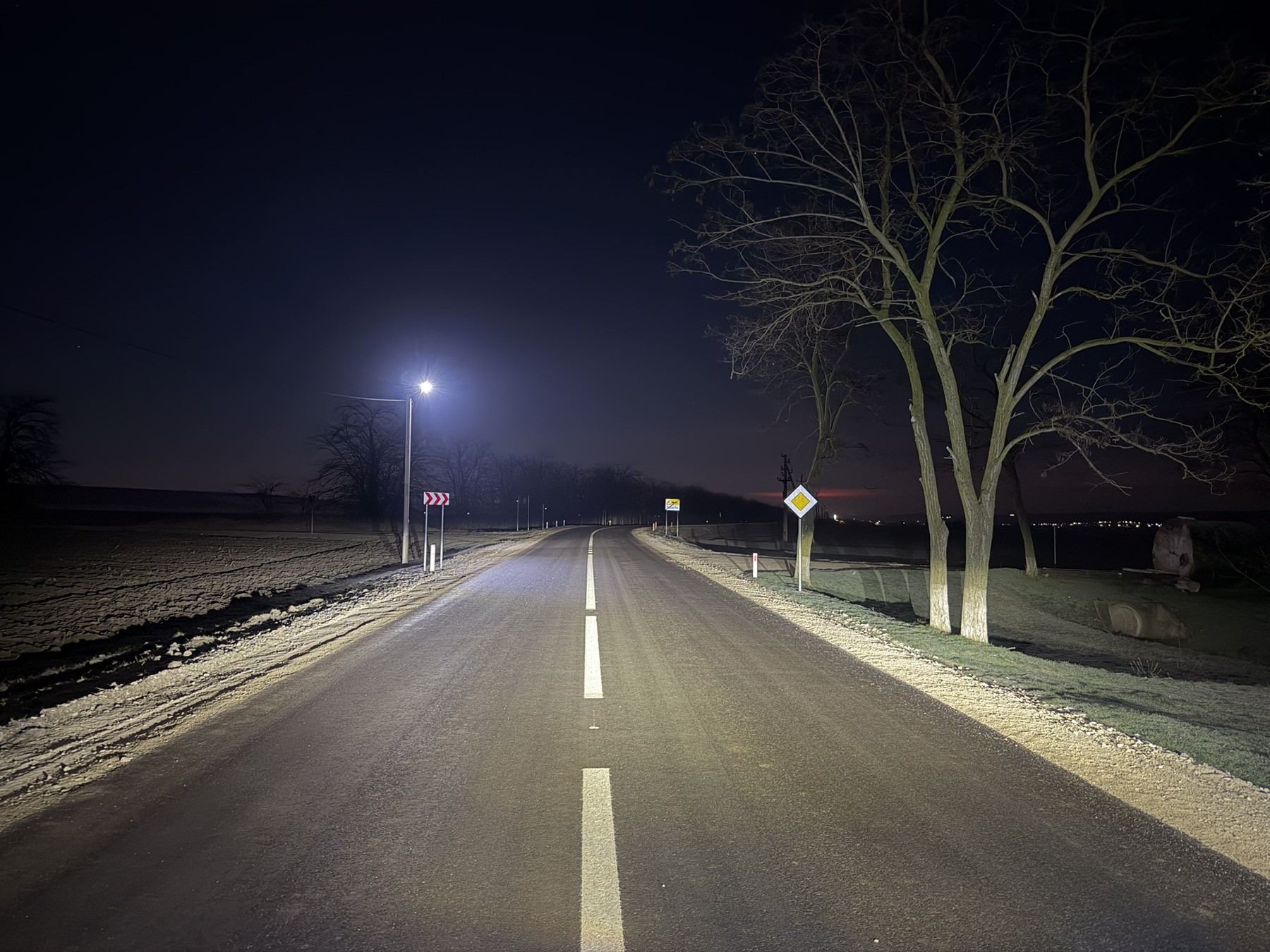 PHOTO // Overnight interventions: road workers conduct anti-slip operations across all regions of Moldova