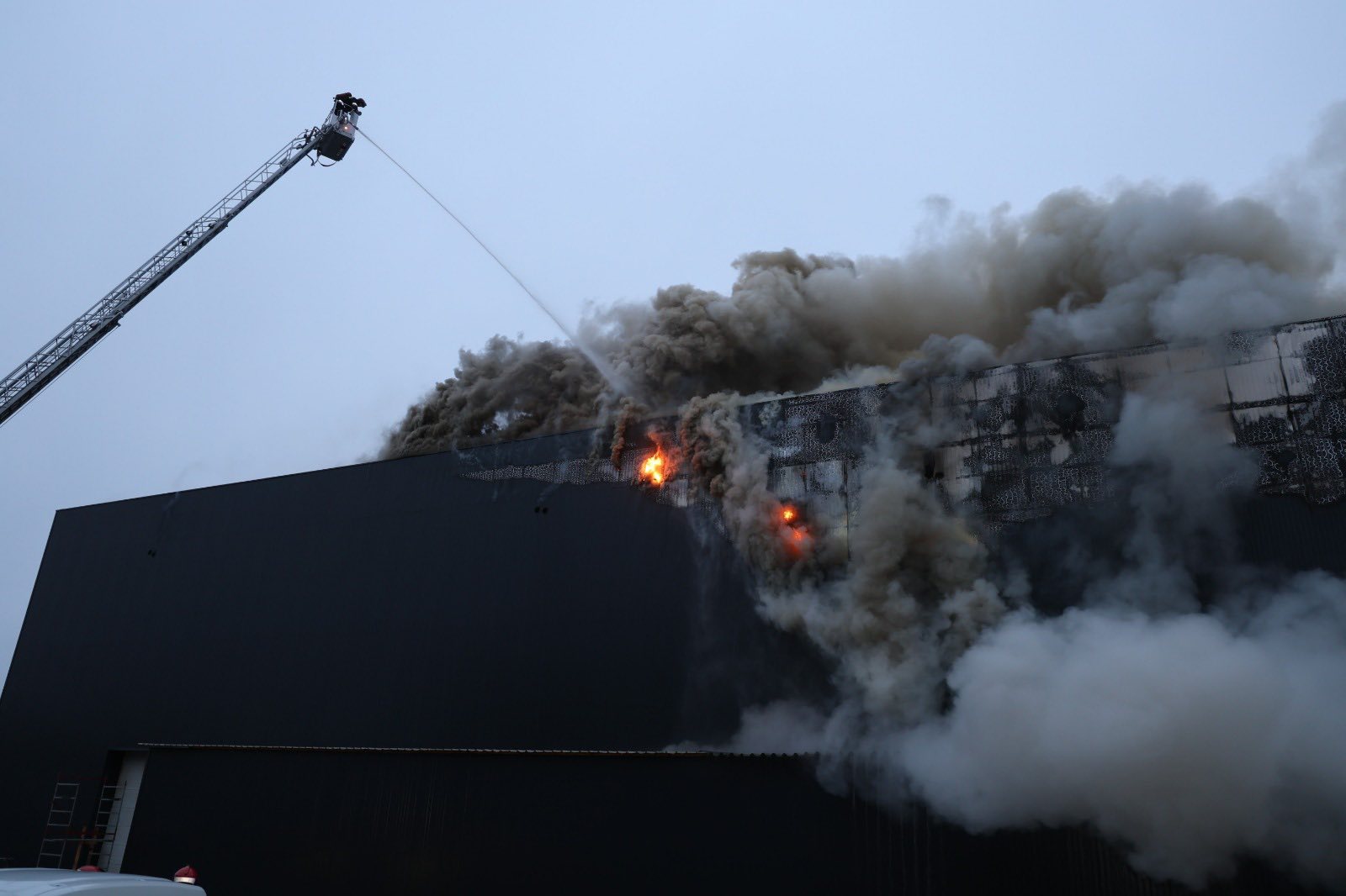 PHOTO // Firefighters contain fire that broke out at warehouse of Chisinau after five hours of battling flames