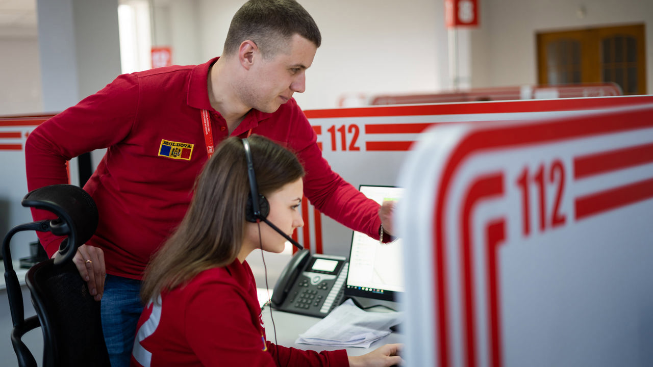 Fraudele online și telefonice generează un val de apeluri la 112