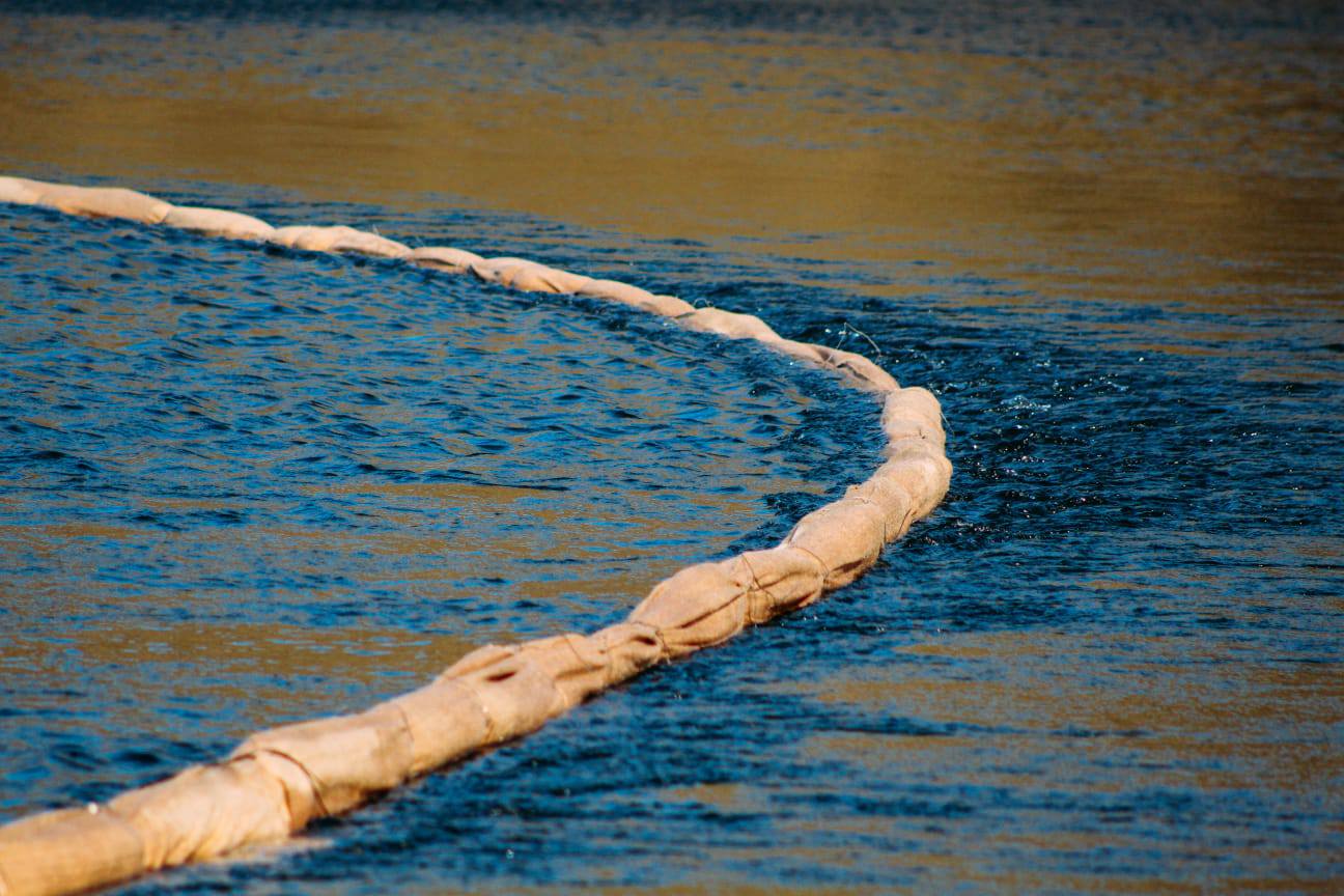 Noi pete petroliere pe râul Nistru. Autoritățile au dispus consolidarea și extinderea barajelor antipoluare