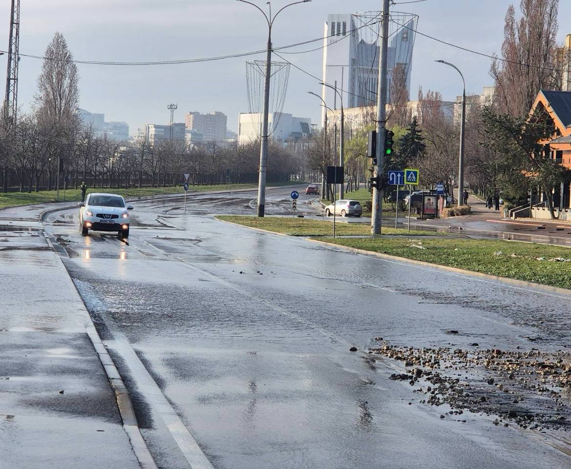 Defecțiune la o țeavă de apeduct de pe strada Albișoara din capitală. Furnizarea apei a fost sistată