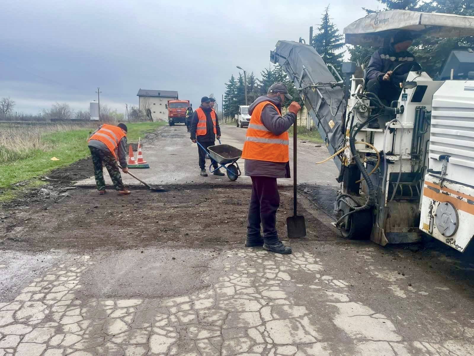 FOTO // Administrația Drumurilor a mobilizat utilajele pentru reparația sectoarelor degradate în sudul și centrul țării