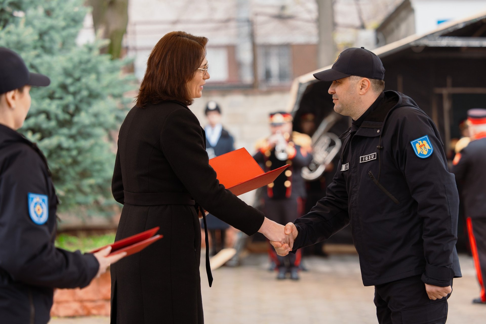 FOTO // Angajații IGSU, menționați cu distincții în ajunul „Zilei Salvatorului”