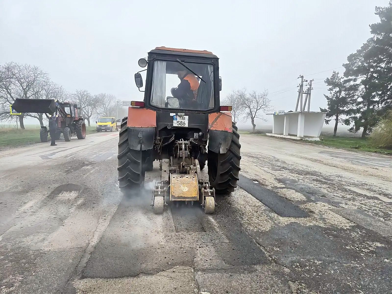 FOTO // Echipele de drumari intervin în mai multe raioane ale țării pentru plombarea gropilor și igienizarea traseelor