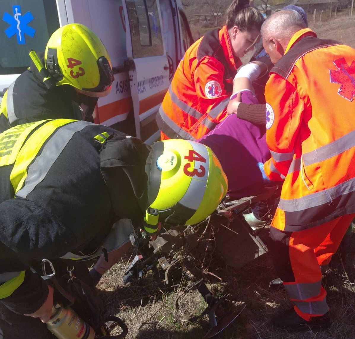 Un tânăr a ajuns la spital după ce a rămas prins într-un motocultor