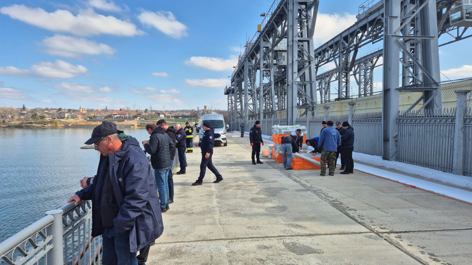 Republica Moldova a recepționat încă cinci tone de material absorbant ecologic pentru intervenții pe râul Nistru